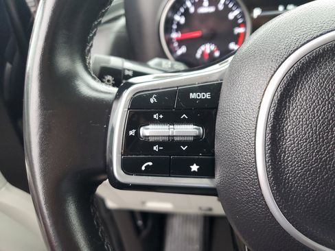 Used 2022 Kia Carnival LX image 26