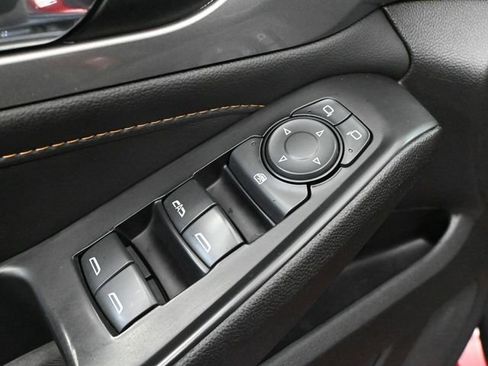 Used 2021 Chevrolet Traverse LT image 18