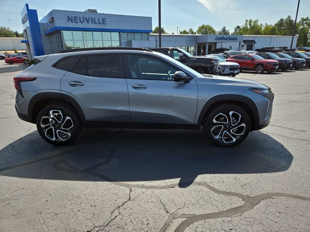 Used 2025 Chevrolet Trax RS w/ Sunroof Package FWD image 2