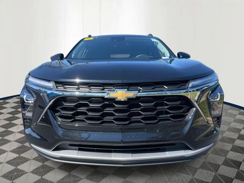 Used 2025 Chevrolet Trax LT w/ LT Convenience Package FWD image 2