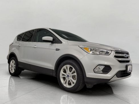 Used 2017 Ford Escape SE w/ SE Cold Weather Package AWD/4WD image 1