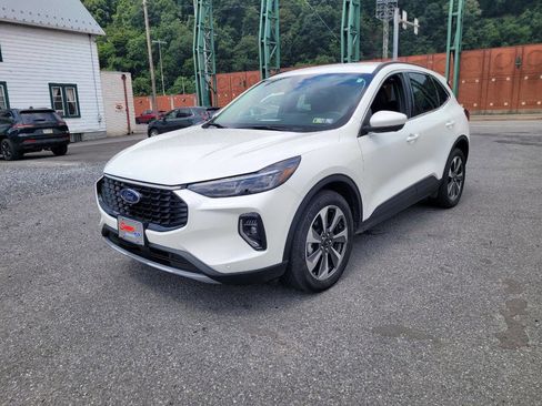 Used 2023 Ford Escape Platinum image 4