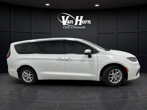 Used 2023 Chrysler Pacifica Touring-L FWD image 8