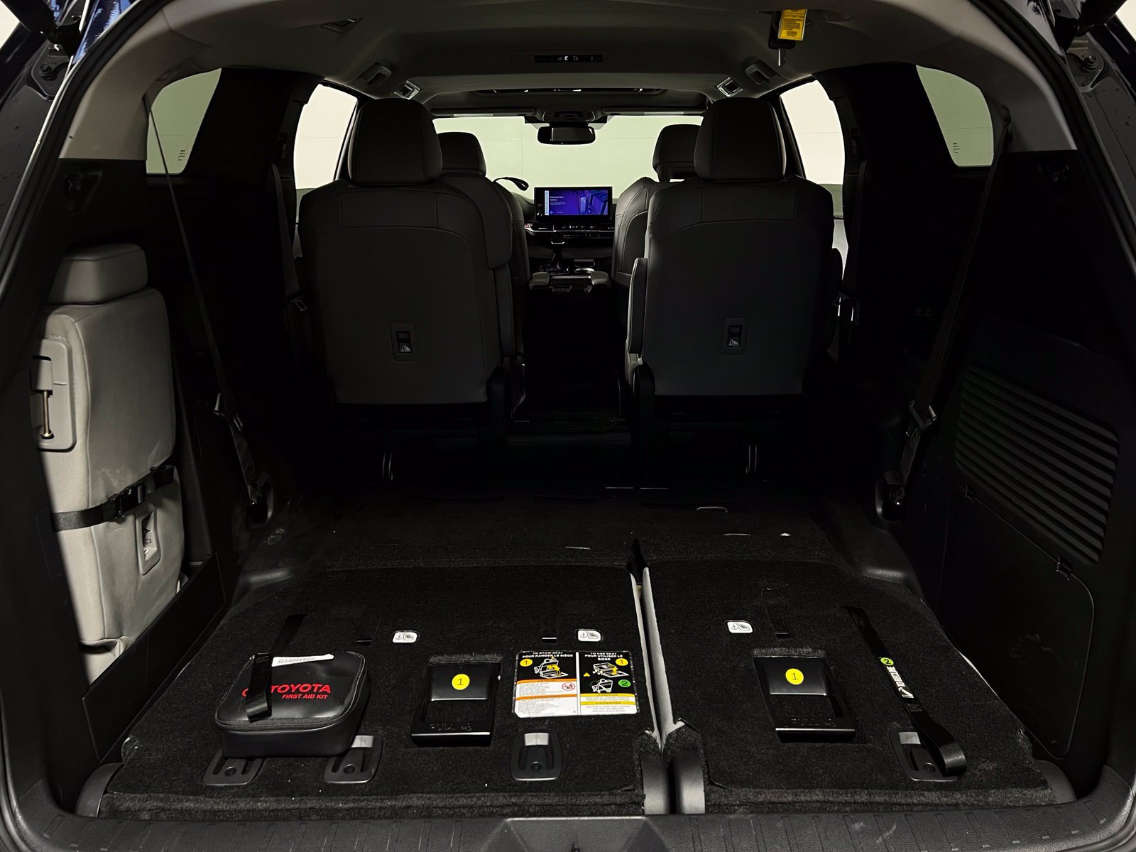 Certified 2025 Toyota Sienna XLE FWD image 25