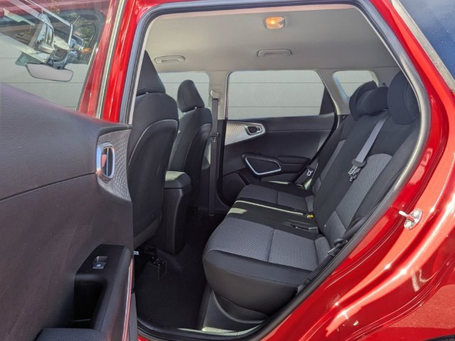 Used 2025 Kia Soul LX w/ LX Technology Package FWD image 30