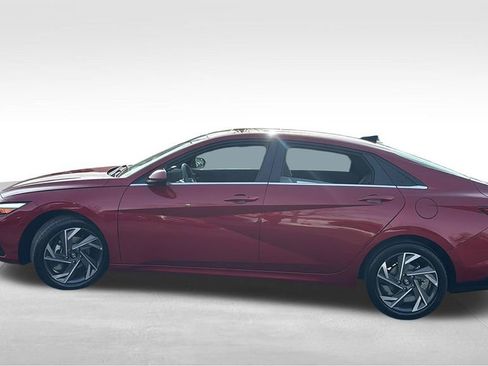 Used 2025 Hyundai Elantra SEL FWD image 4