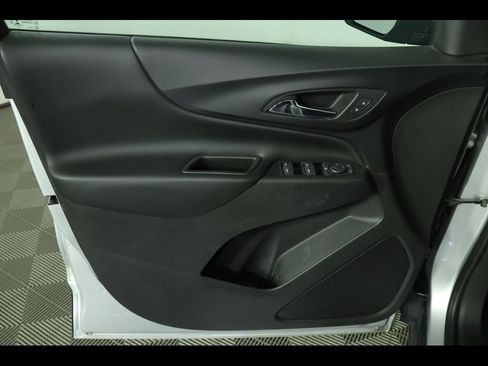 Used 2018 Chevrolet Equinox LT image 16