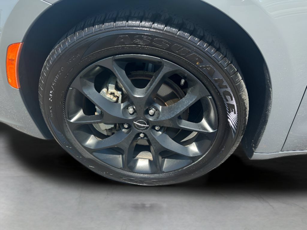 Used 2025 Chrysler Pacifica Limited FWD image 5