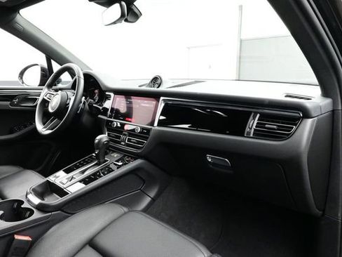 Certified 2025 Porsche Macan AWD/4WD image 18