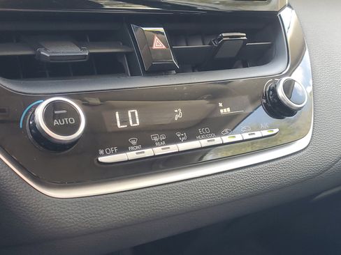 Used 2021 Toyota Corolla LE image 27