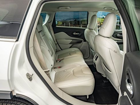 Used 2019 Jeep Cherokee Limited FWD image 34