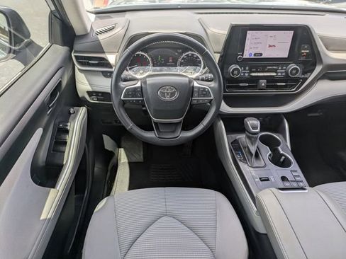 Used 2023 Toyota Highlander LE FWD image 18