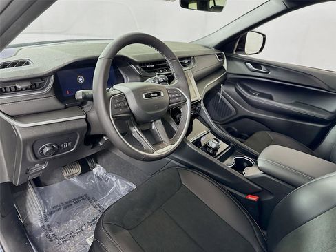 New 2025 Jeep Grand Cherokee L Altitude image 4