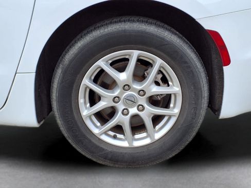 Used 2024 Chrysler Pacifica Touring-L FWD image 3