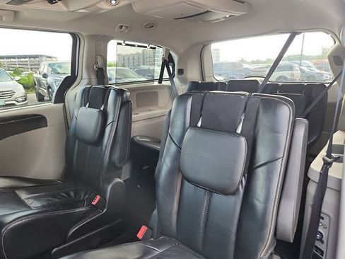 Used 2016 Chrysler Town & Country Limited Platinum FWD image 25