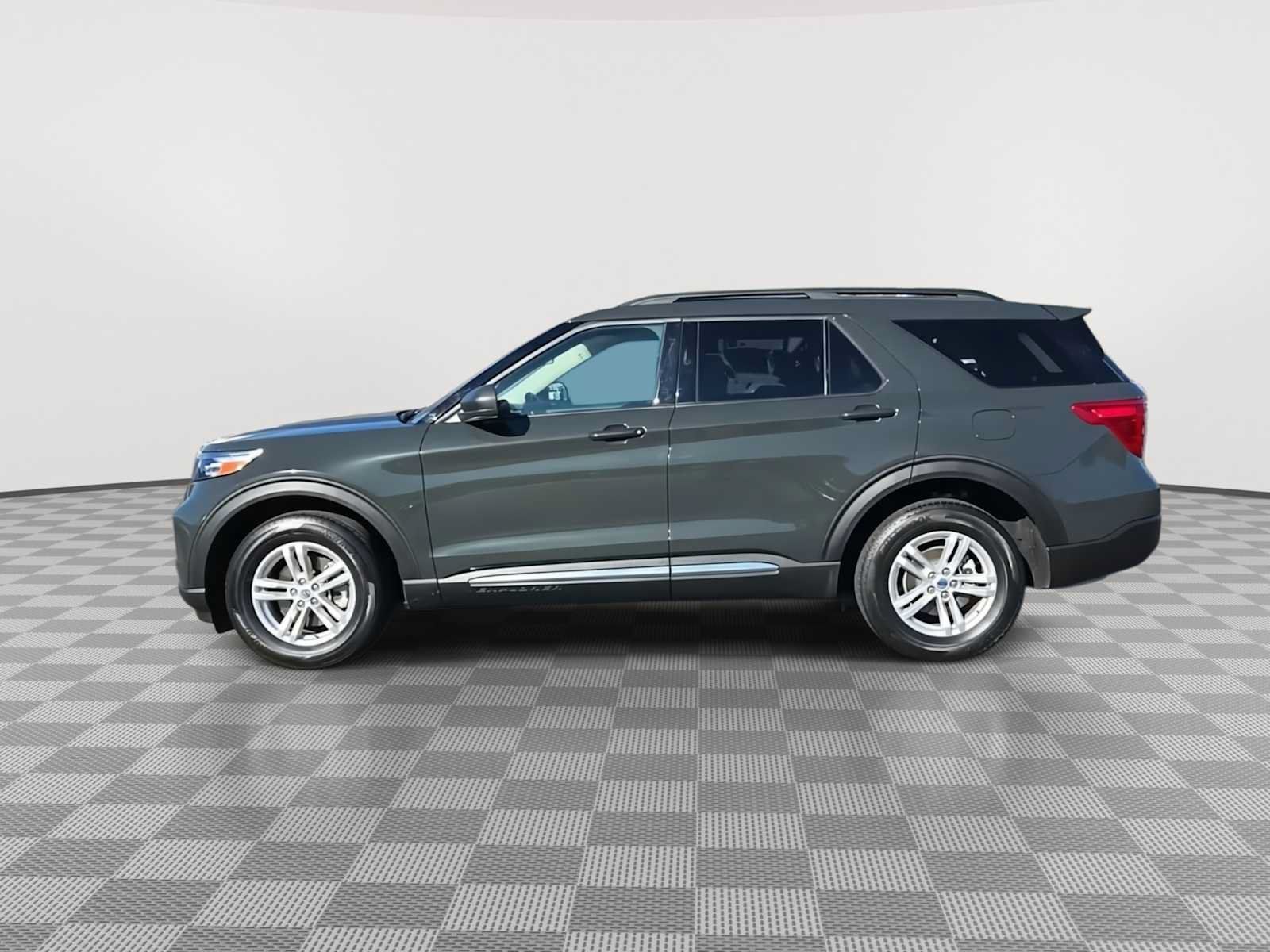 Used 2023 Ford Explorer XLT AWD/4WD image 5