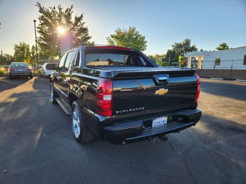 Used 2013 Chevrolet Avalanche LTZ image 3