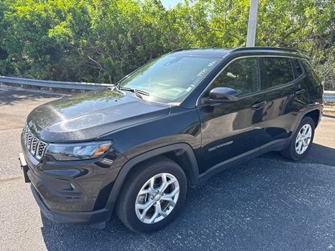 Used 2024 Jeep Compass Latitude AWD/4WD image 1