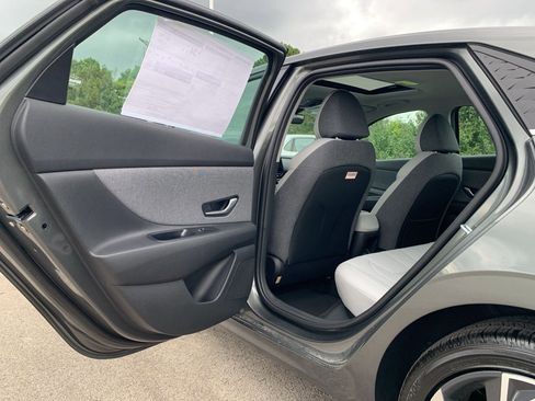 New 2025 Hyundai Elantra Limited image 23