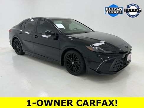 Used 2025 Toyota Camry SE FWD image 1
