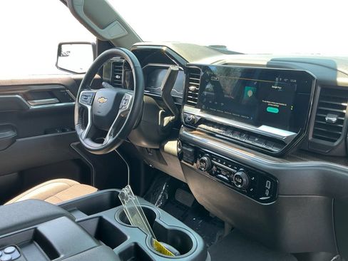 Used 2025 Chevrolet Silverado 1500 LT AWD/4WD image 16