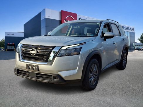 Used 2025 Nissan Pathfinder SV FWD image 3