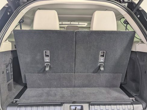 Used 2025 Land Rover Discovery S image 31
