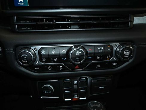 Used 2025 Jeep Wrangler Unlimited Sahara AWD/4WD image 13