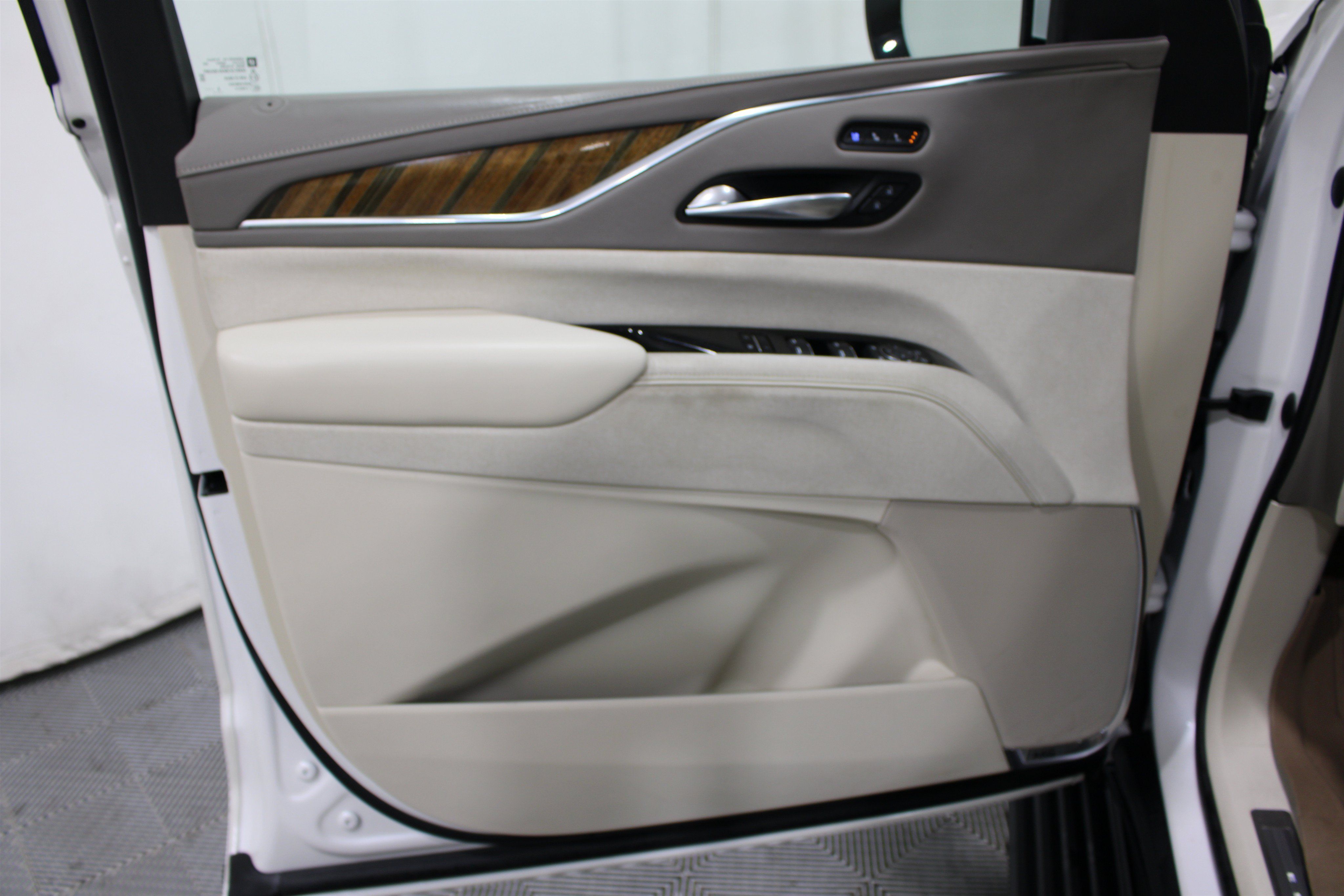 Used 2023 Cadillac Escalade Sport Platinum AWD/4WD image 6