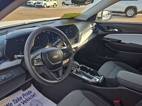 Used 2025 Chevrolet Trax LT image 16