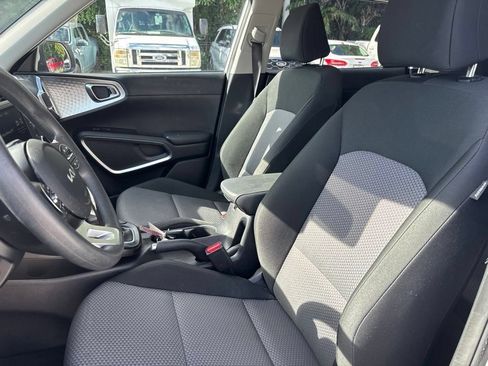 Used 2025 Kia Soul LX w/ LX Technology Package FWD image 6
