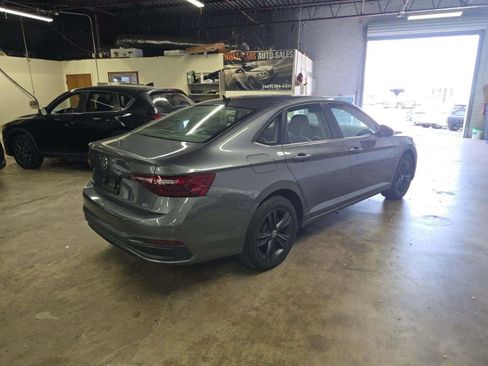 Used 2024 Volkswagen Jetta SE w/ Panoramic Sunroof Package FWD image 3