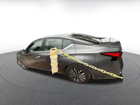 Used 2025 Nissan Altima 2.5 SV FWD image 6