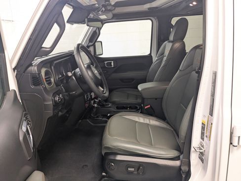 Used 2025 Jeep Gladiator Mojave AWD/4WD image 22