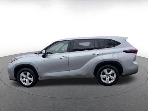 Used 2025 Toyota Highlander LE FWD image 9