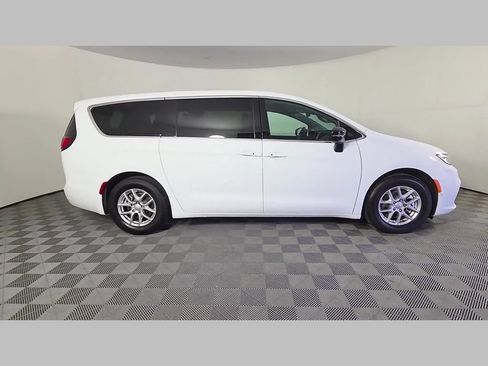 New 2026 Chrysler Pacifica Select FWD image 22