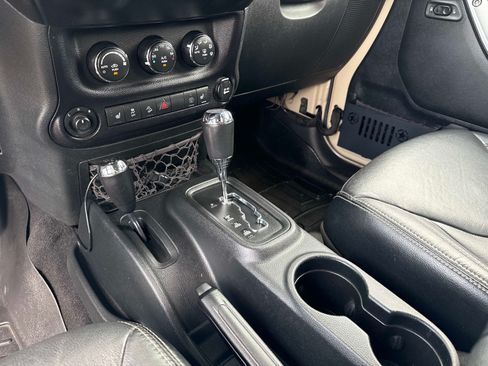 Used 2017 Jeep Wrangler Unlimited Rubicon w/ Connectivity Group AWD/4WD image 25