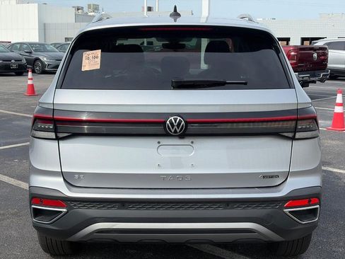 Used 2025 Volkswagen Taos SE AWD/4WD image 3