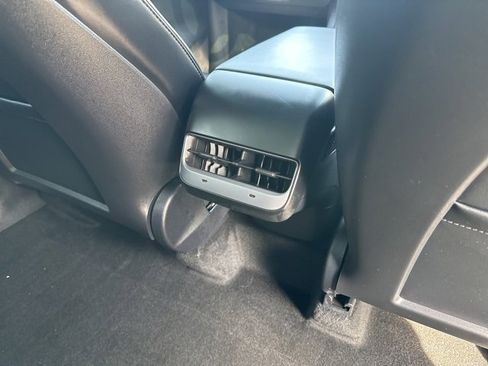 Used 2022 Tesla Model Y Long Range image 18