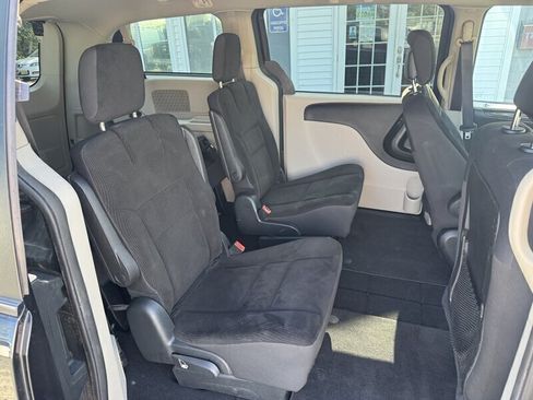 Used 2019 Dodge Grand Caravan SE FWD image 38