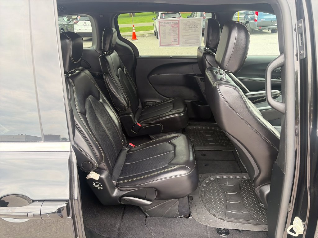 Used 2025 Chrysler Pacifica Select FWD image 41