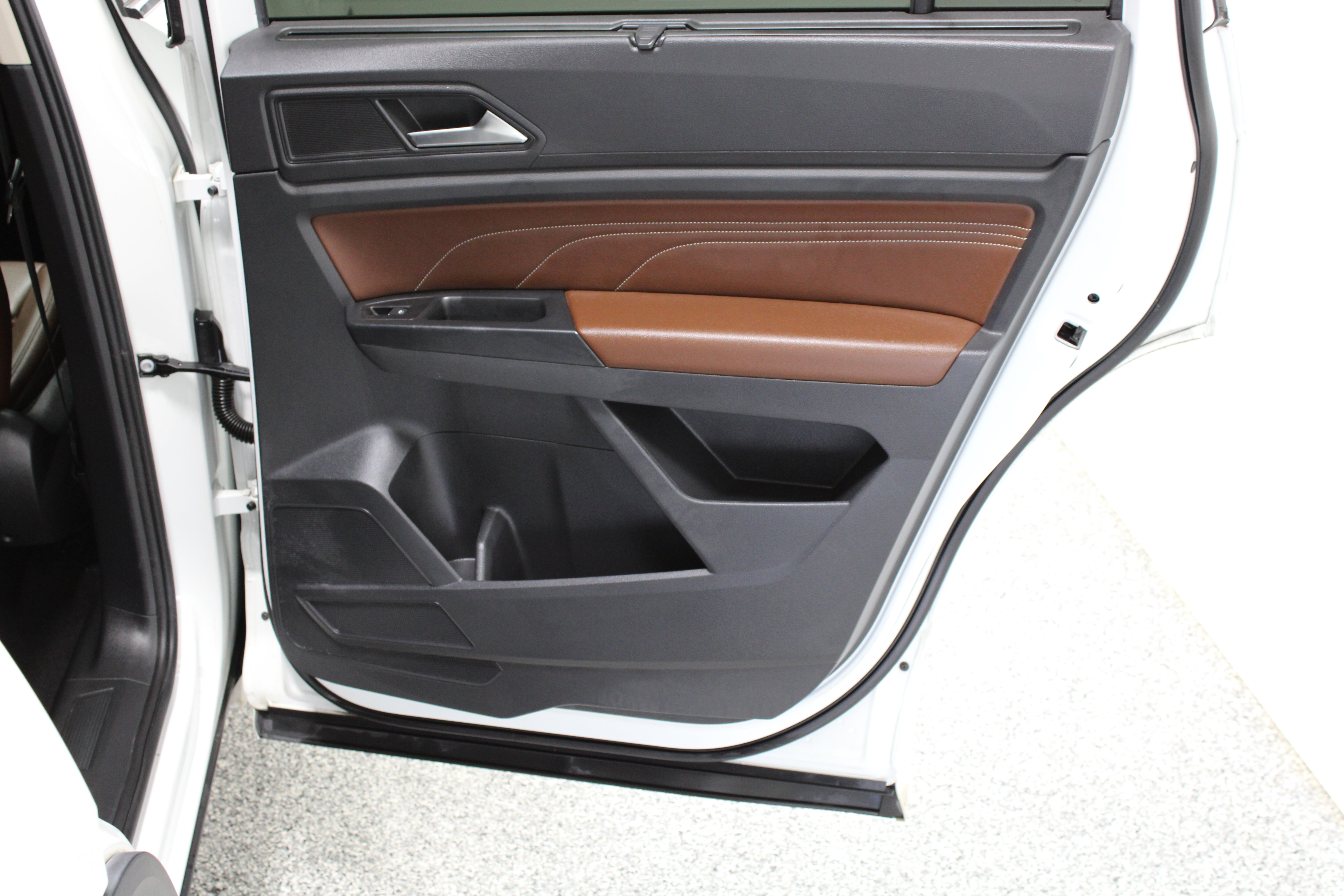 Used 2021 Volkswagen Atlas SE w/ Panoramic Sunroof Package FWD image 37