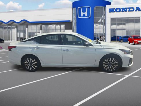 Used 2025 Nissan Altima 2.5 SV image 10