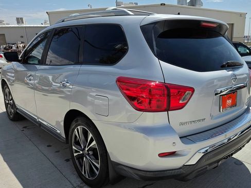 Used 2017 Nissan Pathfinder Platinum w/ Family Entertainment Package AWD/4WD image 9
