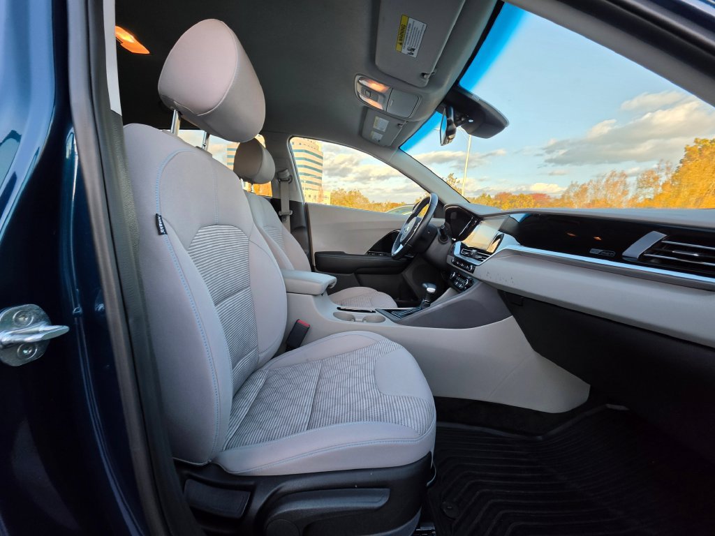 Used 2020 Kia Niro LXS FWD image 11