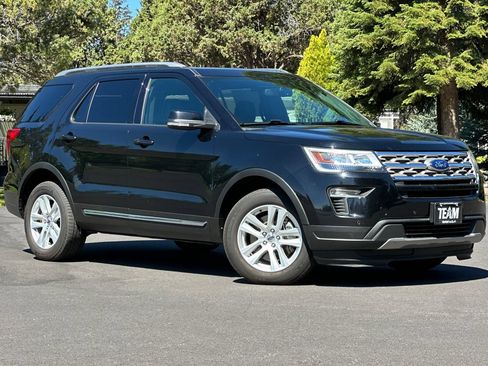 Used 2018 Ford Explorer XLT w/ Equipment Group 202A AWD/4WD image 2