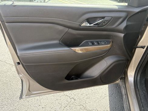 Used 2023 GMC Acadia SLE image 3