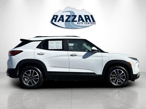Used 2025 Chevrolet TrailBlazer LT FWD image 2