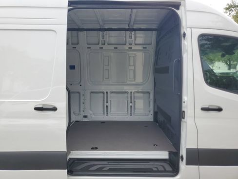 Used 2025 Mercedes-Benz Sprinter 2500 image 10