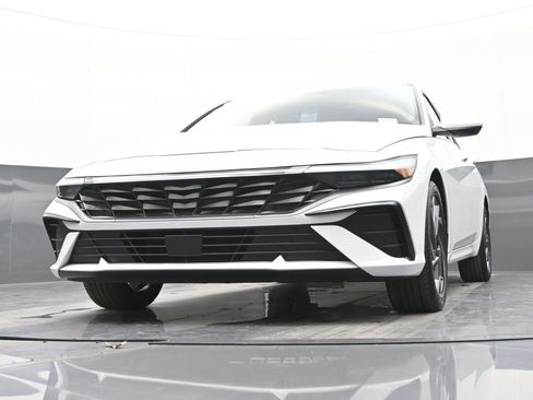 Certified 2025 Hyundai Elantra SEL image 50